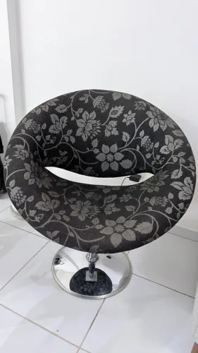 Duas poltronas com pé inox giratórias