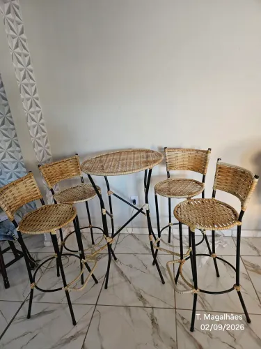 Jogo Bistrô com 4 banquetas