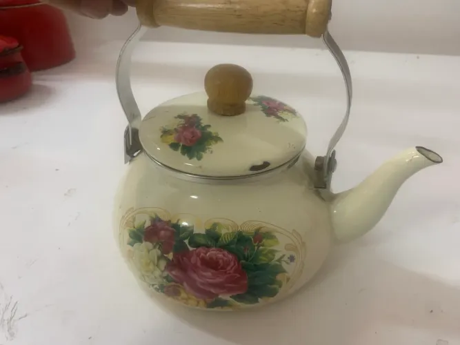 chaleira esmaltada vintage com estampa floral