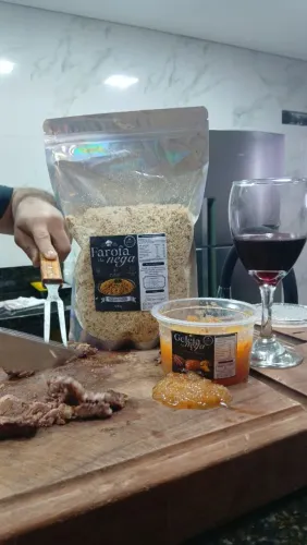 Farofa artesanal e geleia de abacaxi com pimenta