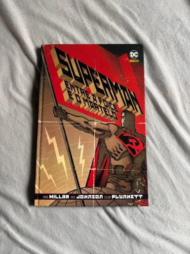 Superman entre a foice e o martelo