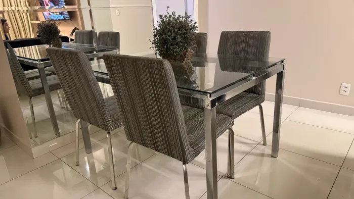 Mesa de jantar com 4 cadeiras e uma mesinha de apoio