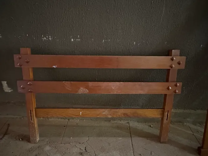 Cama em Madeira Maciça de Cerejeira 100% Pura - Super Conservada