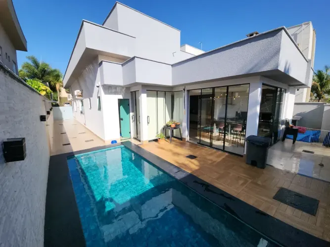 Linda Casa Térrea toda mobiliada, 3 suítes, rica em armários e piscina aquecida.