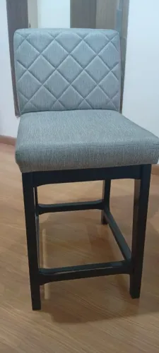 Jogo com 3 banquetas altas e estofadas