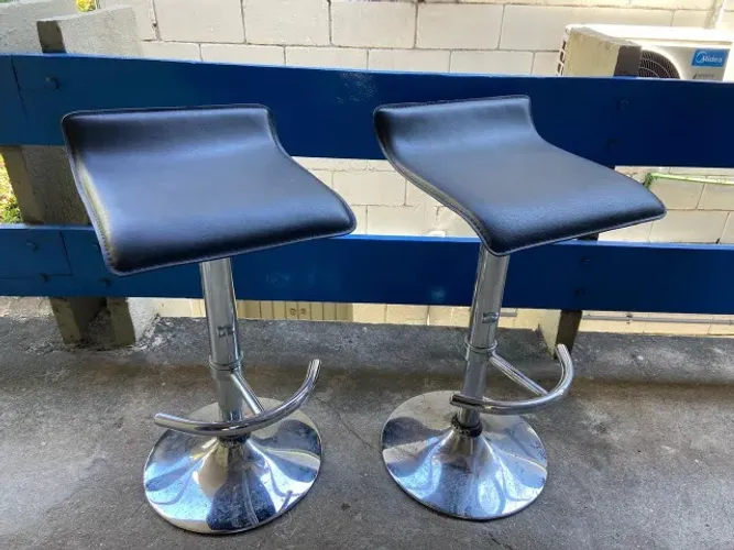 2 Banquetas Wave estofada preta base cromada ótimo estado
