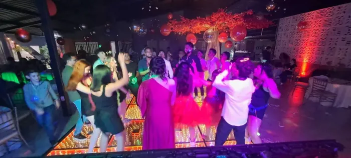 Som, jogo de luz e dj