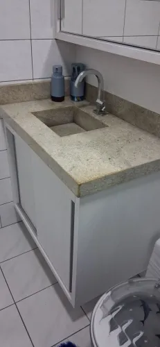 Vendo balcão e armário com portas espelhadas para banheiro.