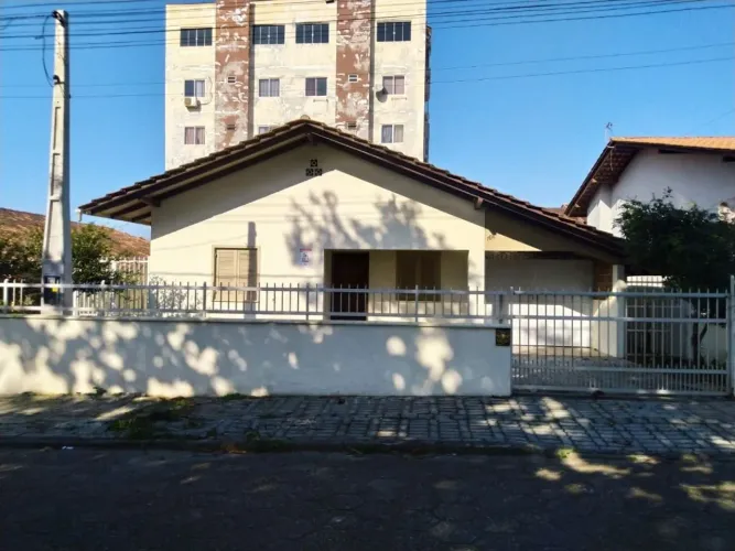 Casa com 3 dormitórios a 100 metros do mar para locação anual - Tabuleiro - Barra Velha/SC