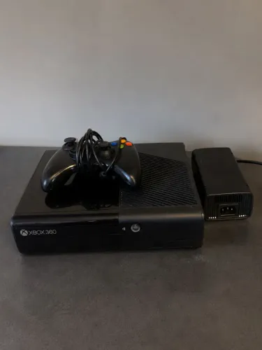 Xbox 360 Super Slim 250GB + Controle Original - Ótimo Estado