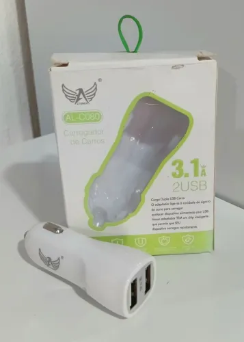 Carregador veicular com 2 entradas de USB.
