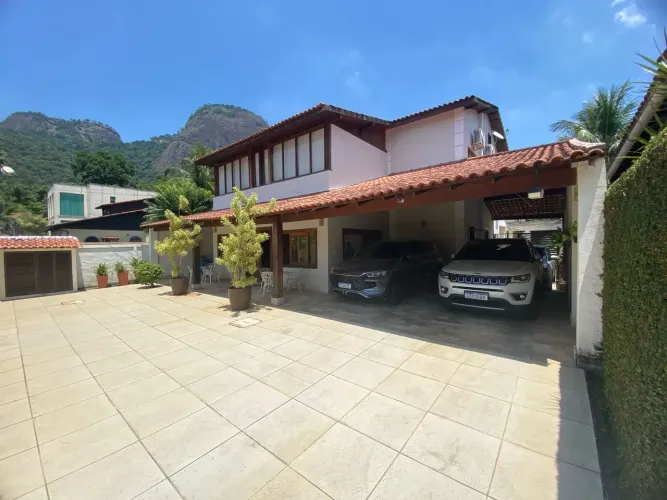 "3 casas" com 8 Quartos no total no condominio Passaredo em Jacarepaguá