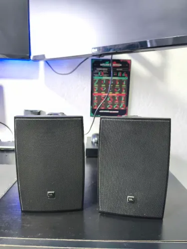 Par de caixas JBL 