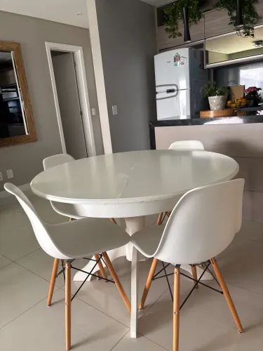 Mesa de madeira com 4 cadeira