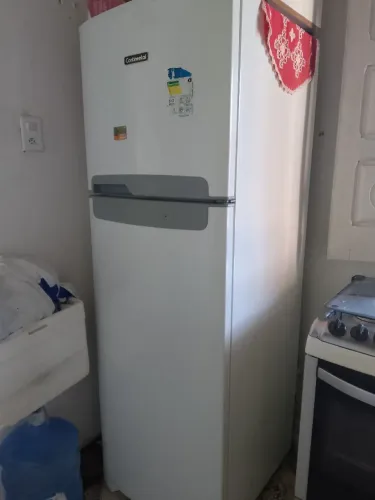 Vendo uma geladeira e um fogão leia a descrição 
