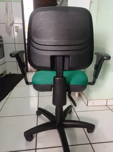 Cadeiras de escritório com amortecedor.
