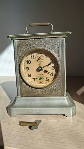 Relógio de mesa antigo da marca Junghans, de fabricação Alemã
