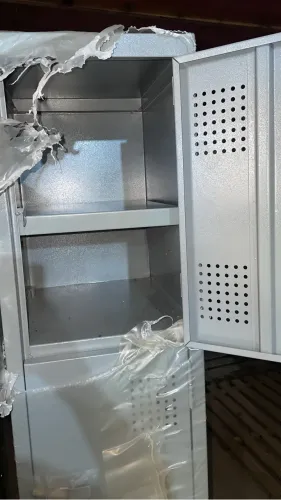 Armário vestiário 2 portas grandes c prateleira 505,00