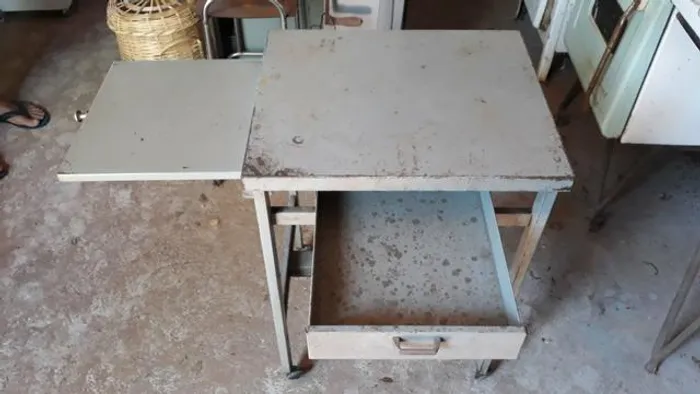Mini escrivaninha de ferro com retrátil, peça única, gaveta, rodinhas, ler descrição