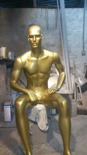 Manequim masculino dourado