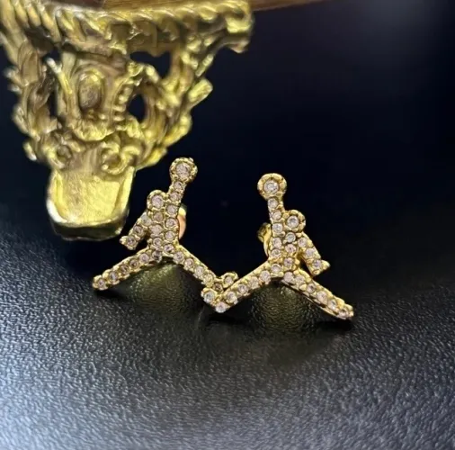 Brinco Jordan cravejado | banhado/folhado a Ouro24k 
