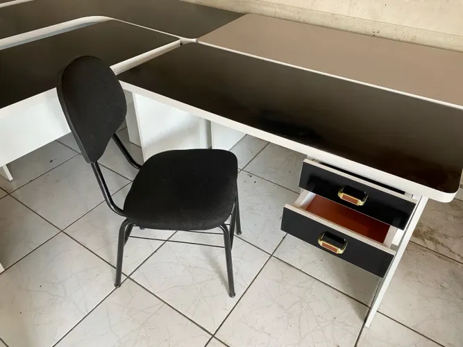 combo mesa com duas gavetas + cadeira fixa