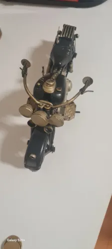Motocicleta de metal e resina