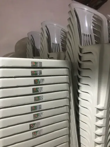 JOGO DE MESA PLÁSTICA COM 04 CADEIRAS