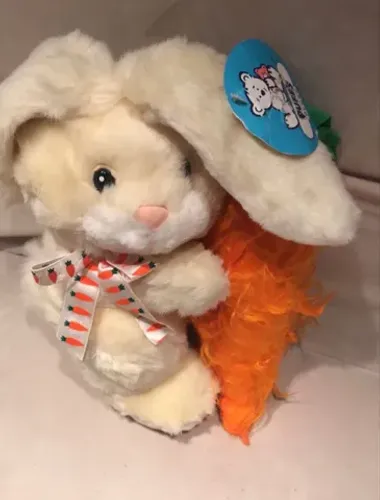 Coelho de pelúcia com cenoura NOVO