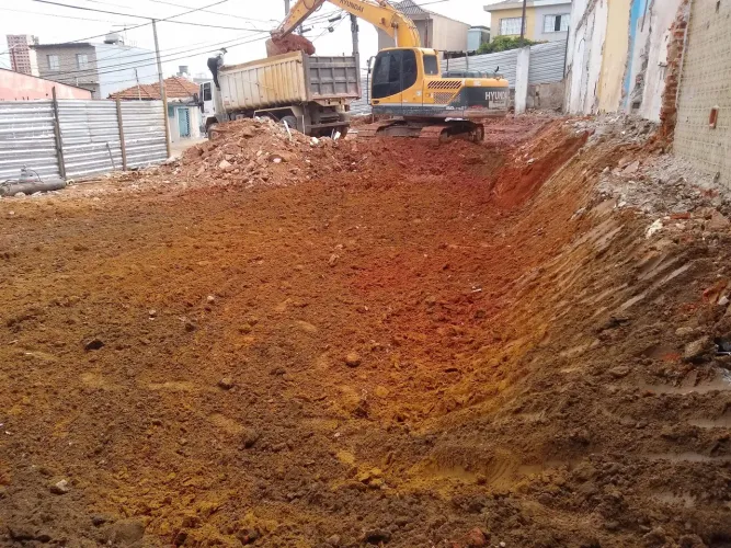 Demolição e terraplanagem e  desmontagem de galpão