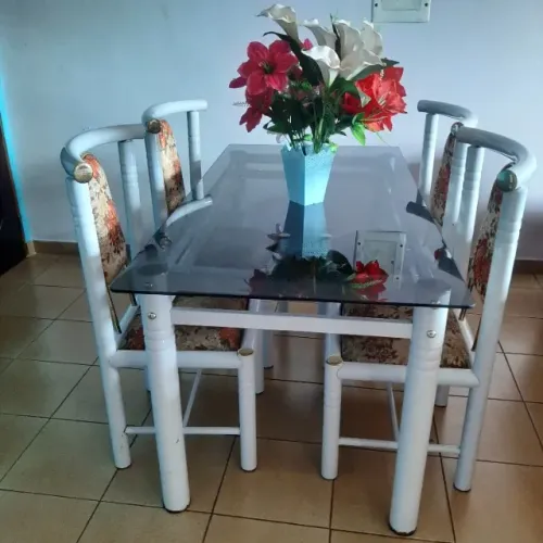 Mesa e quatro cadeiras