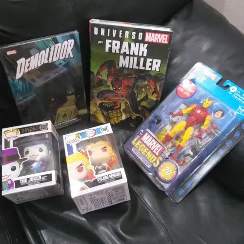 Kit funko pop + HQ Marvel demolidor e Homem Aranha + figura Homem de Ferro boneco