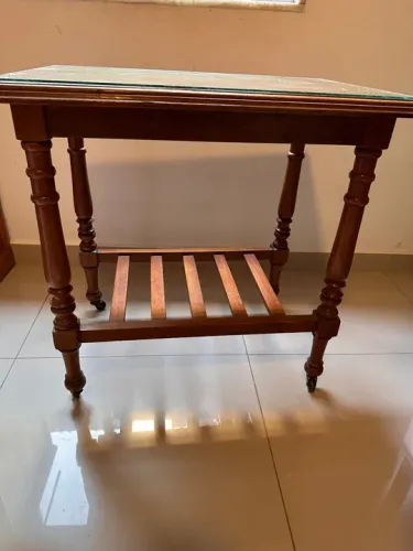 Mesa de canto em madeira maciça