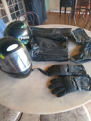 Capa completa, luva e capacete para motoqueiro .