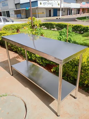 Mesa com paneleiro inferior liso reforçado_ Oferta..