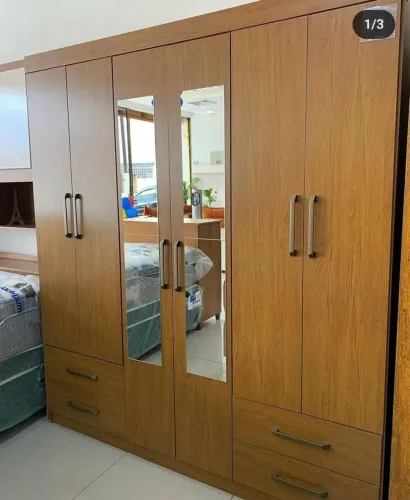 Guarda-Roupa de Casal Amadeirado com Espelho