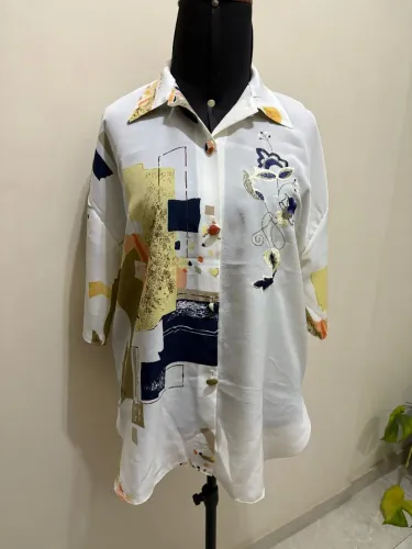 Camisa feminina estampada com detalhes florais