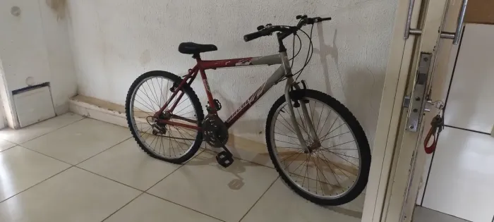 Bicicleta à venda (Pneu traseiro estourado)