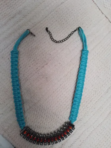 Colar feminino moderno com pedras