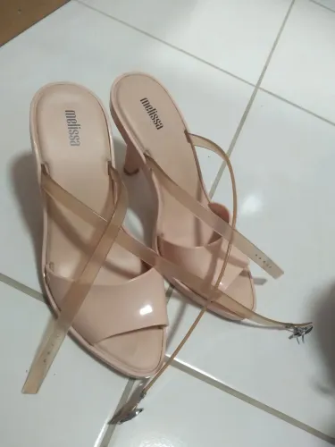 sandália Melissa Atena com salto fino e tiras  transpassadas 37