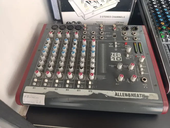 Mesa de Som Allen & Heath ZED-10