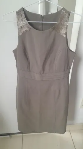Vestido cinza com detalhes