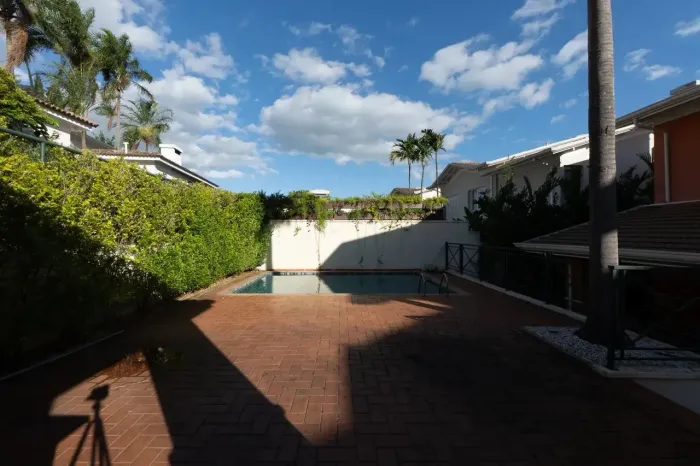 Casa sobrado com piscina e quintal à venda no condomínio Via Condotti, bairro Gramado, em