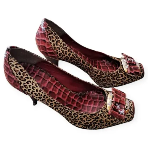 Par de Sapatos Feminino Scarpin de Salto Grosso Estampa de Leopardo e Textura de Crocodilo