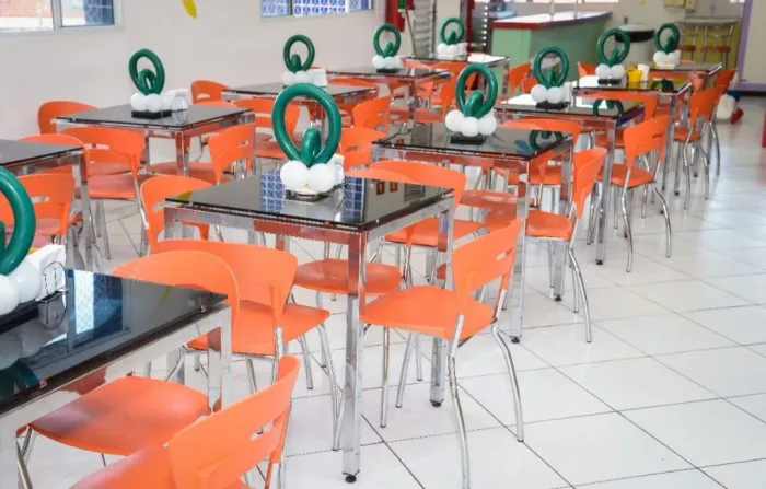 CADEIRAS de Polipropileno e MESAS com tampão de Vidro