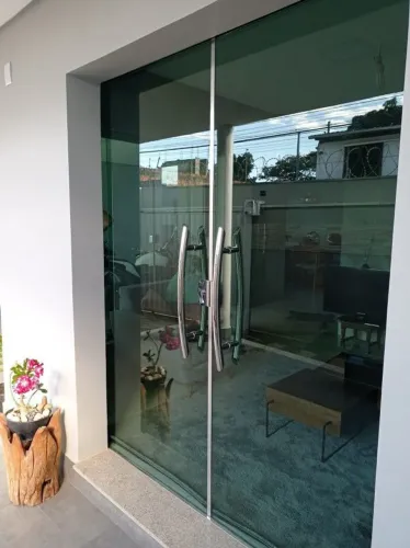 Porta de vidro temperado com puxadores em inox