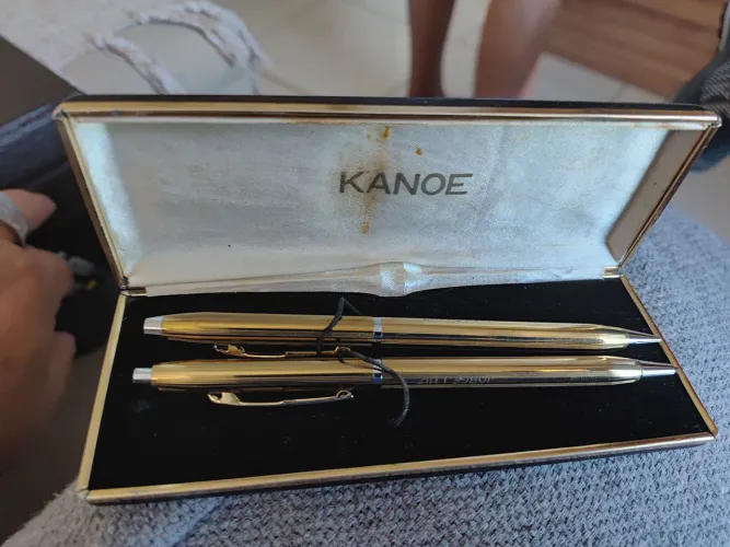 ESTOJO CANETA KANOE LAPISEIRA E CANETA DORADA COM CAIXA