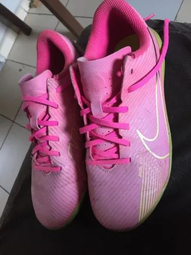 Chuteira society Nike Infantil Rosa