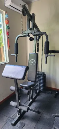 Vendo estação musculação completa, 80kg com varios puxadores, tapete de borracha 