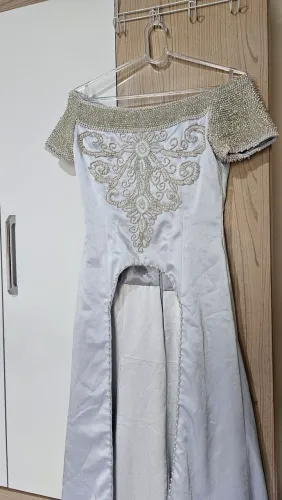 Vestido de festa off-white com pedrarias